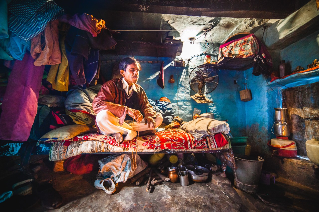 Above Manikarnika. From Bashkar's room, you can smell the human flesh and hair burning from the cremation ghat right down below. Time never stops, always running ahead. He told me: "The only constant is change, impermanence, Anitya in sanskrit! Unless you stop moving, within your body and within your thoughts". And this, Bashkar can't forget of course, the bodies arriving down there every ten minutes, days and nights, are his life and death, constant, reminders.